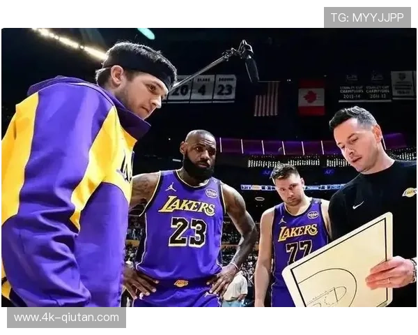 詹姆斯击地妙传里夫斯，湖人默契配合引欢呼